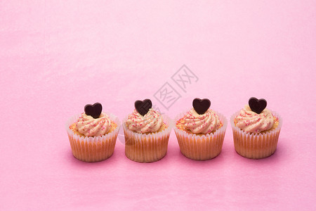 情人节的蛋糕小雨情人奶油包子粉色四物背景图片