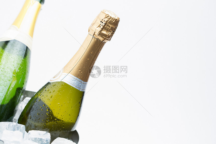 两瓶香槟 冰冻的香槟密封瓶子软木冰桶冷藏奢华图片