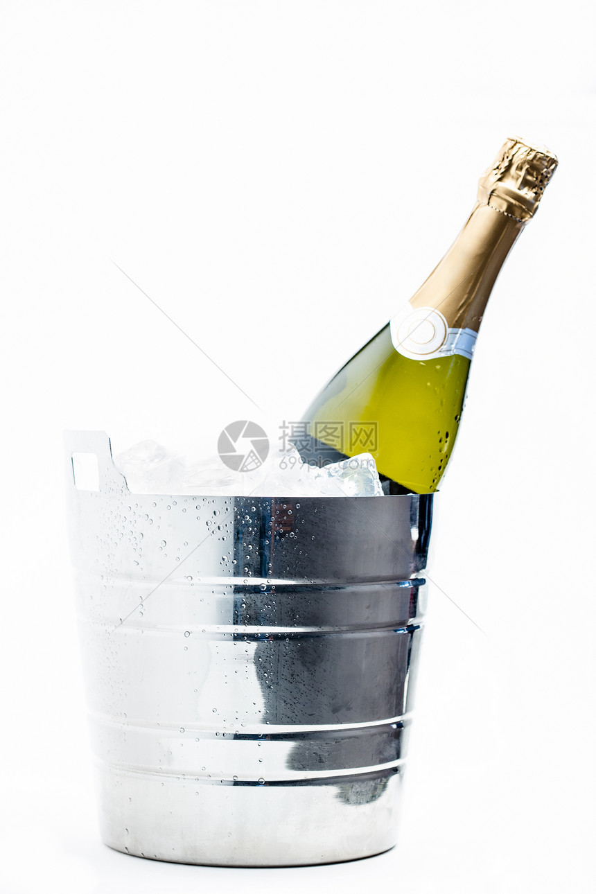 一瓶香槟 在冰桶里寒冷图片