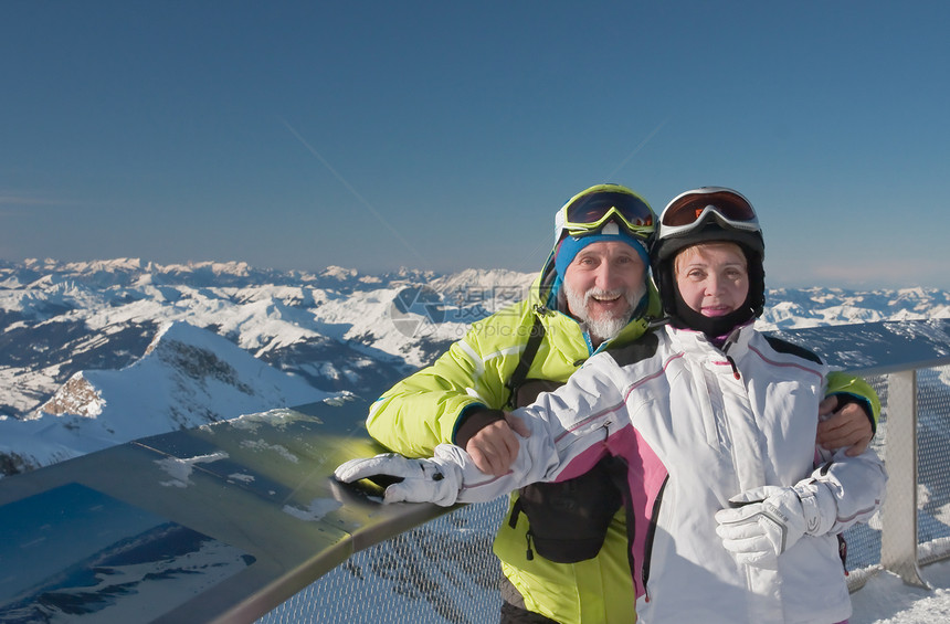 山中高山滑雪者图片