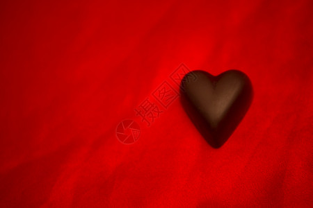 巧克力心脏红色糖果丝绸情人背景图片