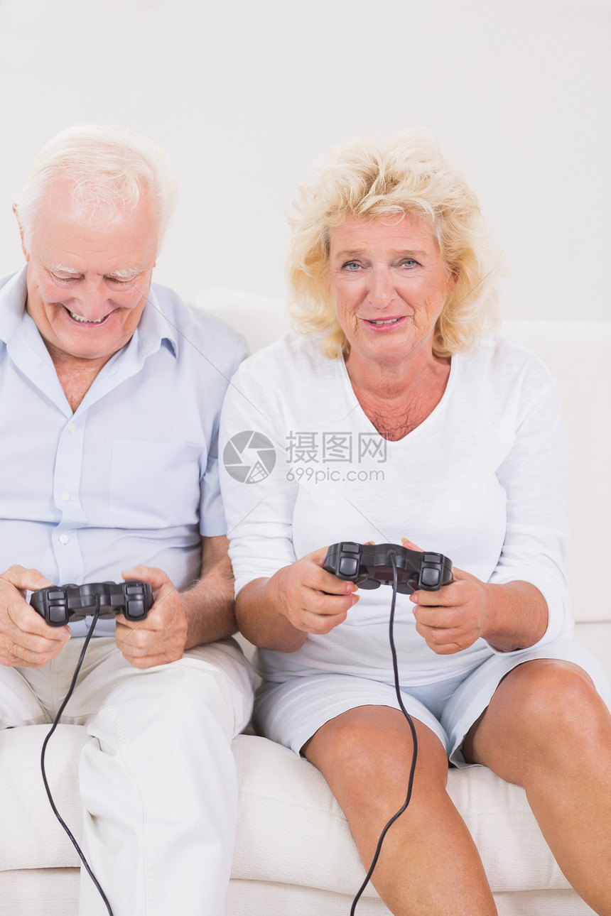 玩电子游戏的老夫妇图片