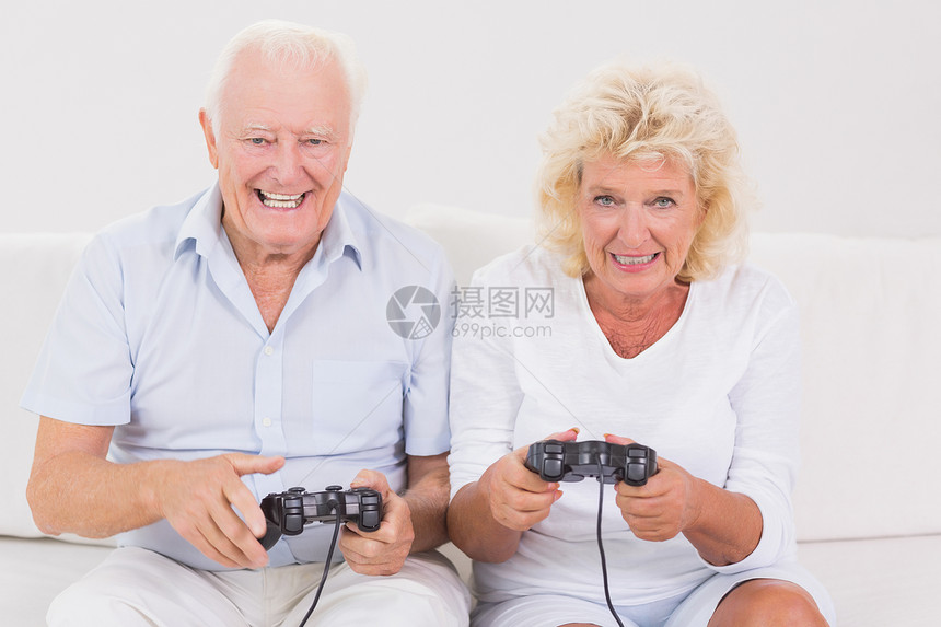 玩电子游戏的年长夫妇图片