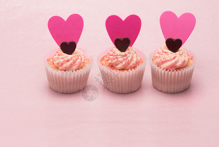 三个情人节纸杯蛋糕背景包子小雨情人粉色奶油三物背景图片