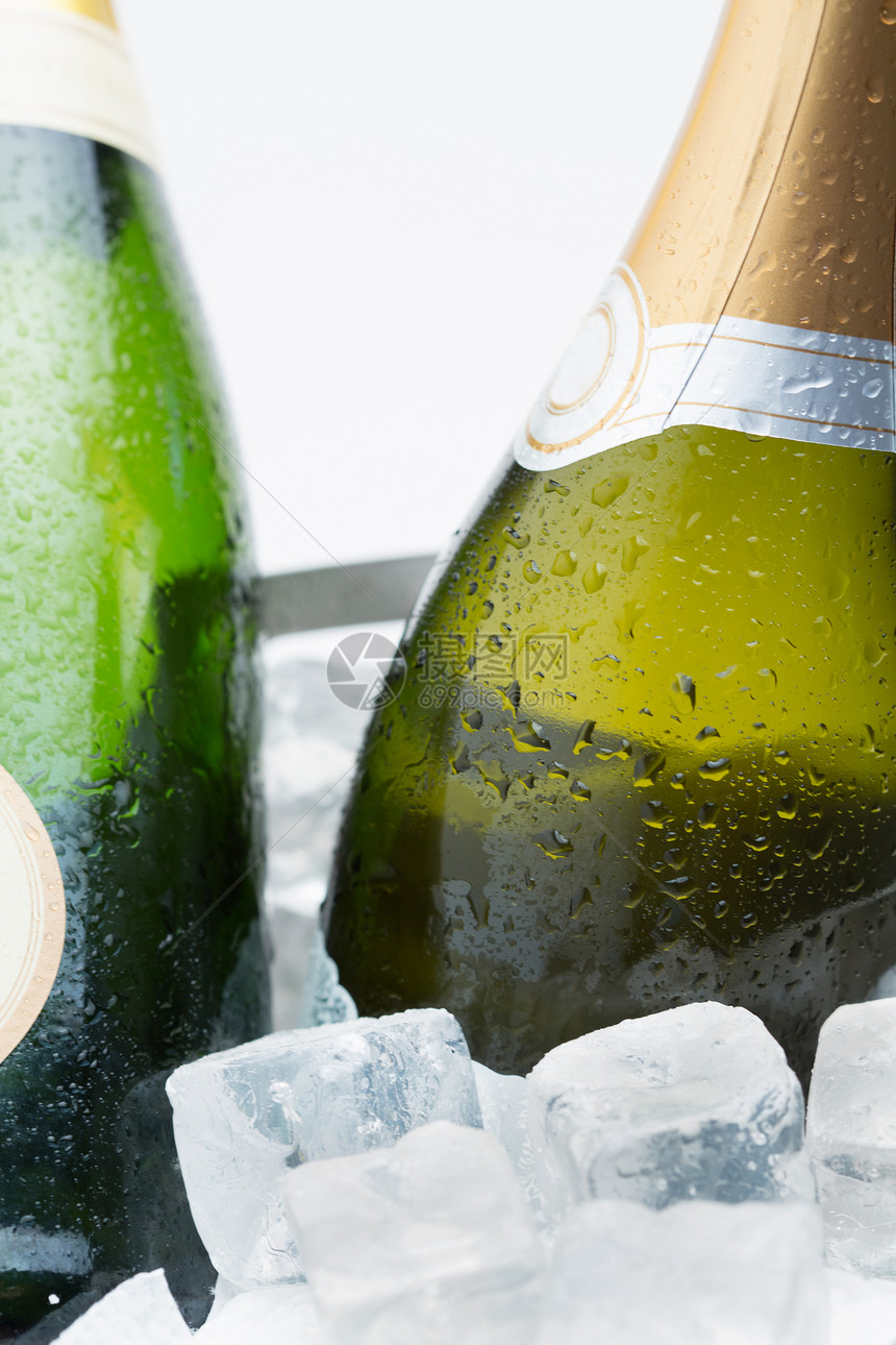 两瓶香槟 冰冻的香槟瓶子冷藏冰桶奢华软木密封图片