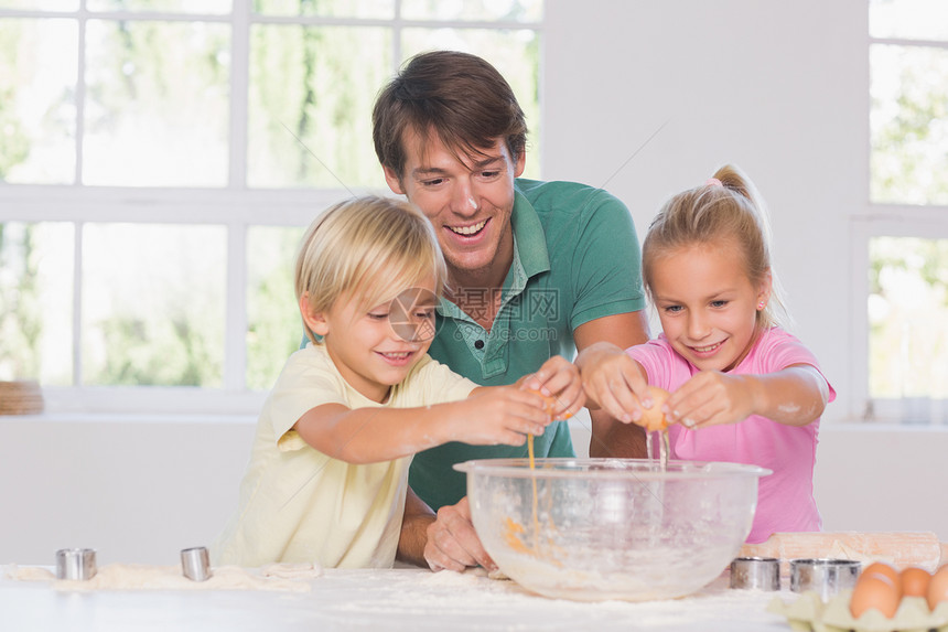 孩子们把鸡蛋碎成碗图片