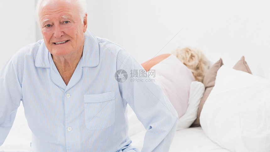 坐在妇女睡觉时坐着的老人图片