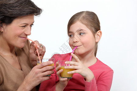 妇女和女童饮酒高清图片
