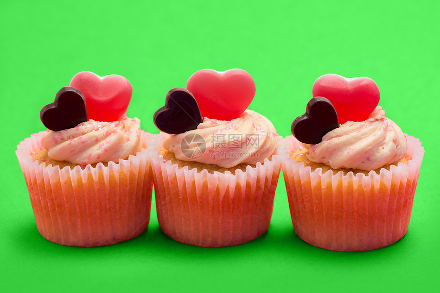 连续三个情人节纸杯蛋糕情人浪漫三物背景糖果粉色绿色奶油图片