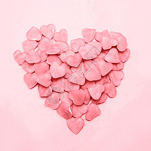 由粉红色糖果制成的心背景图片