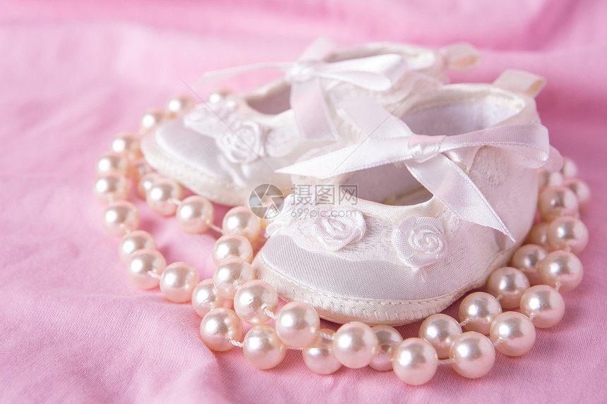 白婴儿鞋 带连串珍珠珠图片