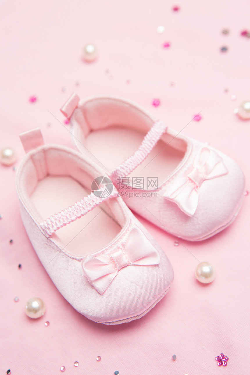 女孩的粉红婴儿鞋图片