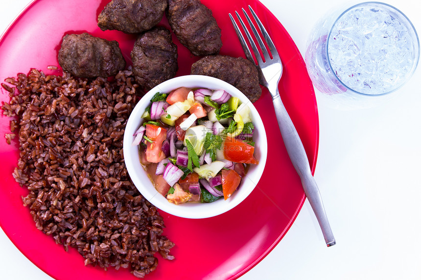 与红皮拉夫合唱的土耳其肉球Kofte抓饭蔬菜盘子美食烧烤化合物地面午餐沙拉牧羊人图片