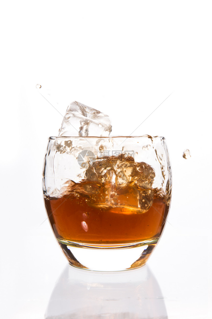 冰的立方体坠落 在一桶威士忌中图片