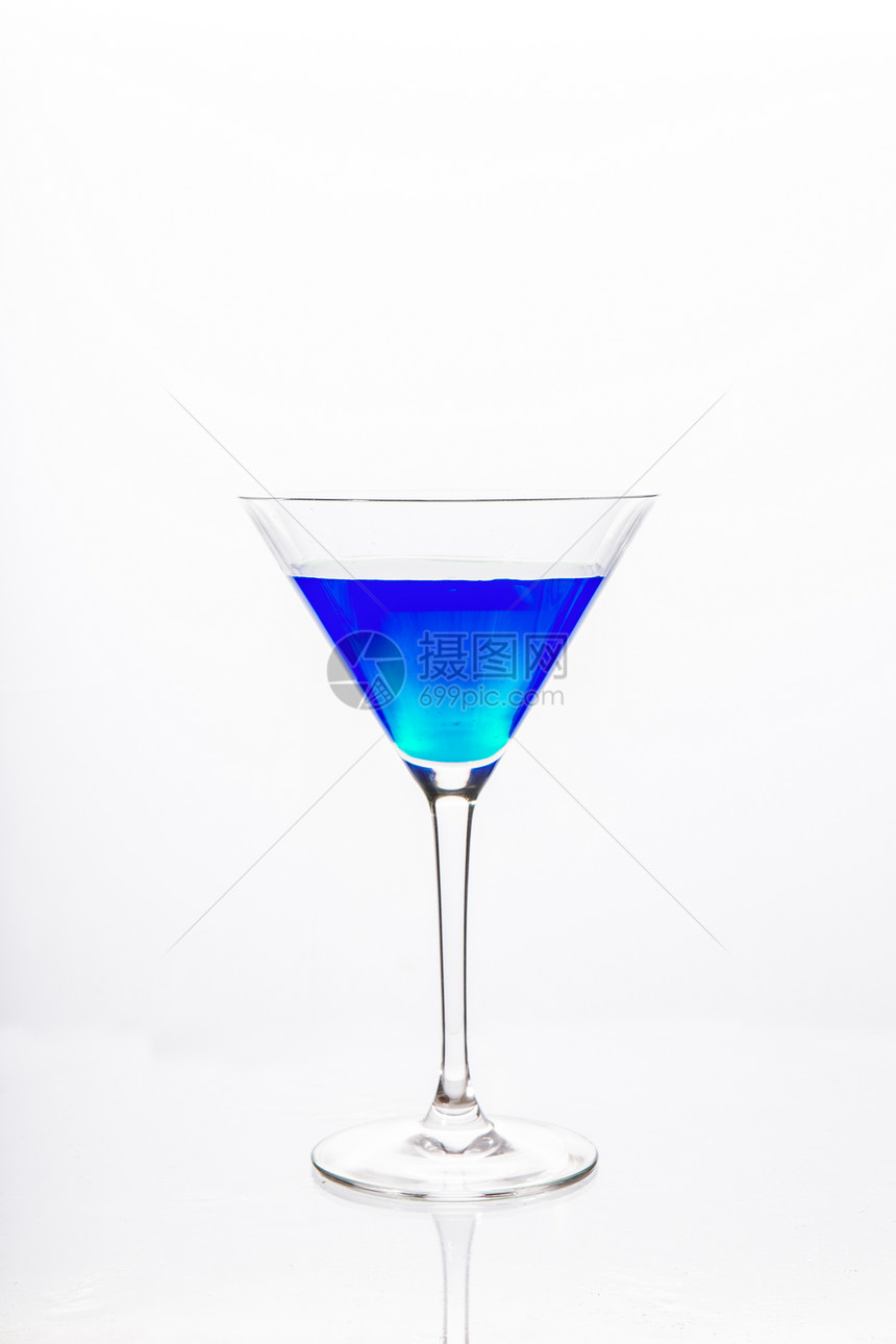 含蓝色酒精的鸡尾酒杯图片