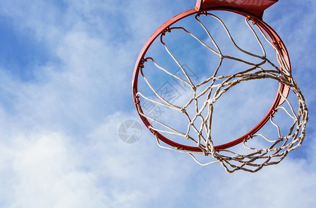 篮球笼操场篮球板运动场比赛木板篮球蓝天天空蓝色篮球框背景图片