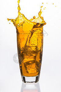 冰雪立方体倒在玻璃杯中背景图片