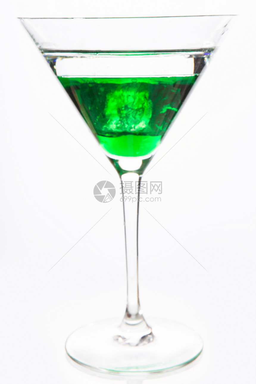 鸡尾酒杯加绿色酒精图片