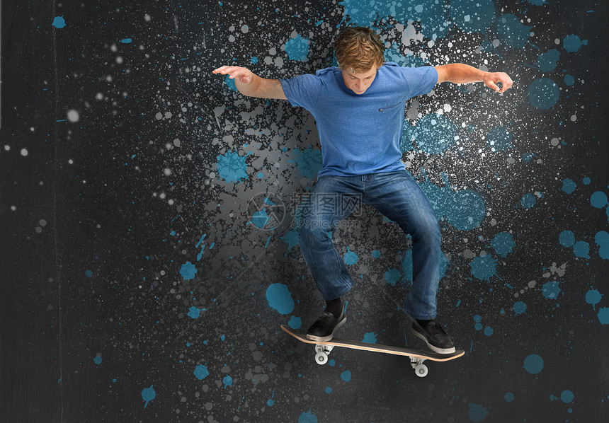 冷酷的年轻滑板运动员玩奥利戏法图片