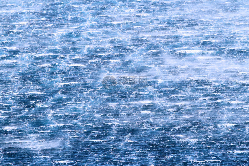 狂浪笼罩着大海雷雨戏剧性愤怒天气海浪风暴蓝色危险图片