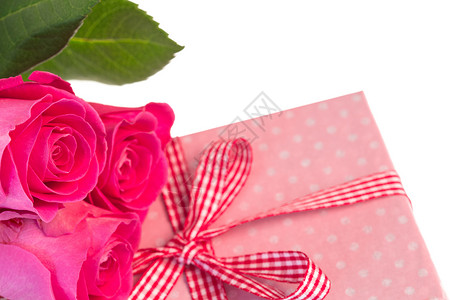 粉红色波尔卡圆点包着礼物的粉红玫瑰背景图片