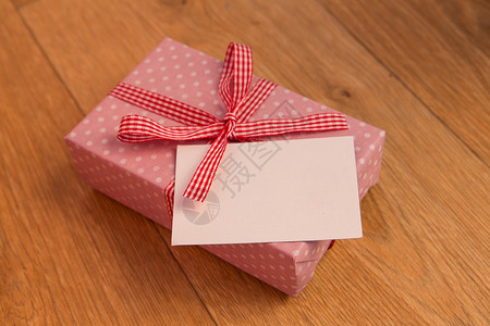 含有空白卡的粉粉包裹着的礼物背景图片