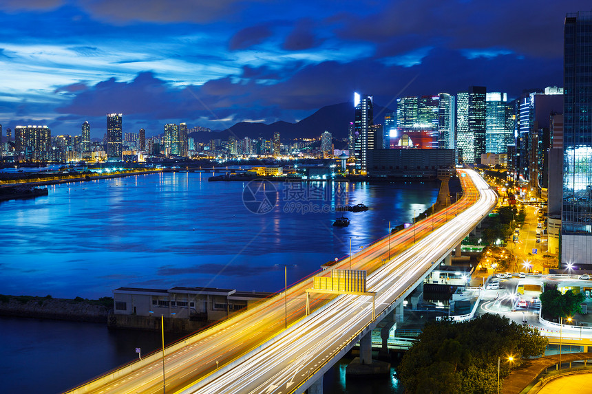 香港市中心 晚上有高速公路踪迹城市住宅天际土地建筑天线蓝色天空民众图片