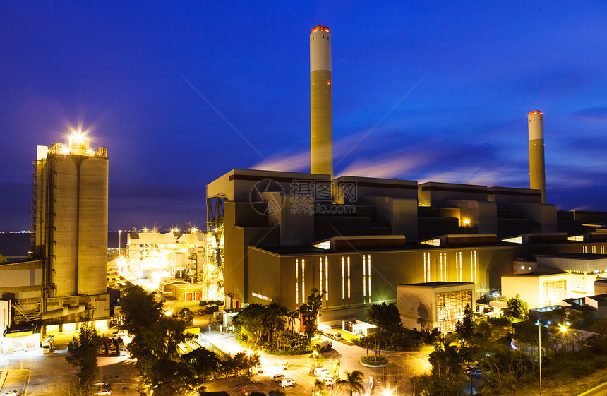 夜间的工业工厂汽油燃料制造蓝色建筑植物天空生产炼油厂烟囱图片