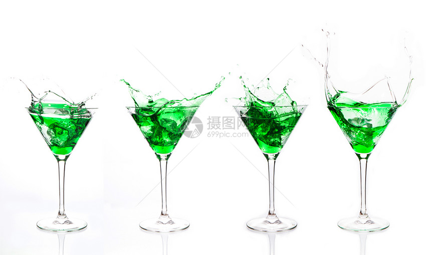 鸡尾酒杯中绿色液体喷洒的序列安排图片