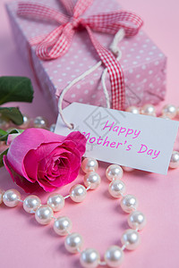 粉红玫瑰 礼物和连串珍珠 为母亲的一天背景图片