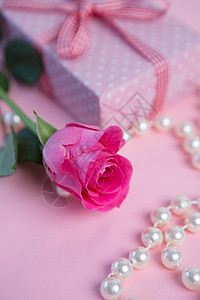 玫瑰粉红 有礼物和珍珠背景图片