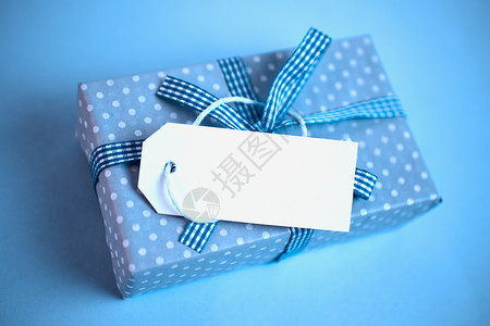 蓝色丝带标签带空白标签的蓝色礼品包装盒背景