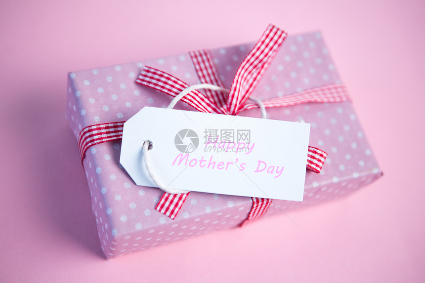 粉红礼物包装盒 带快乐母亲日贴标签图片