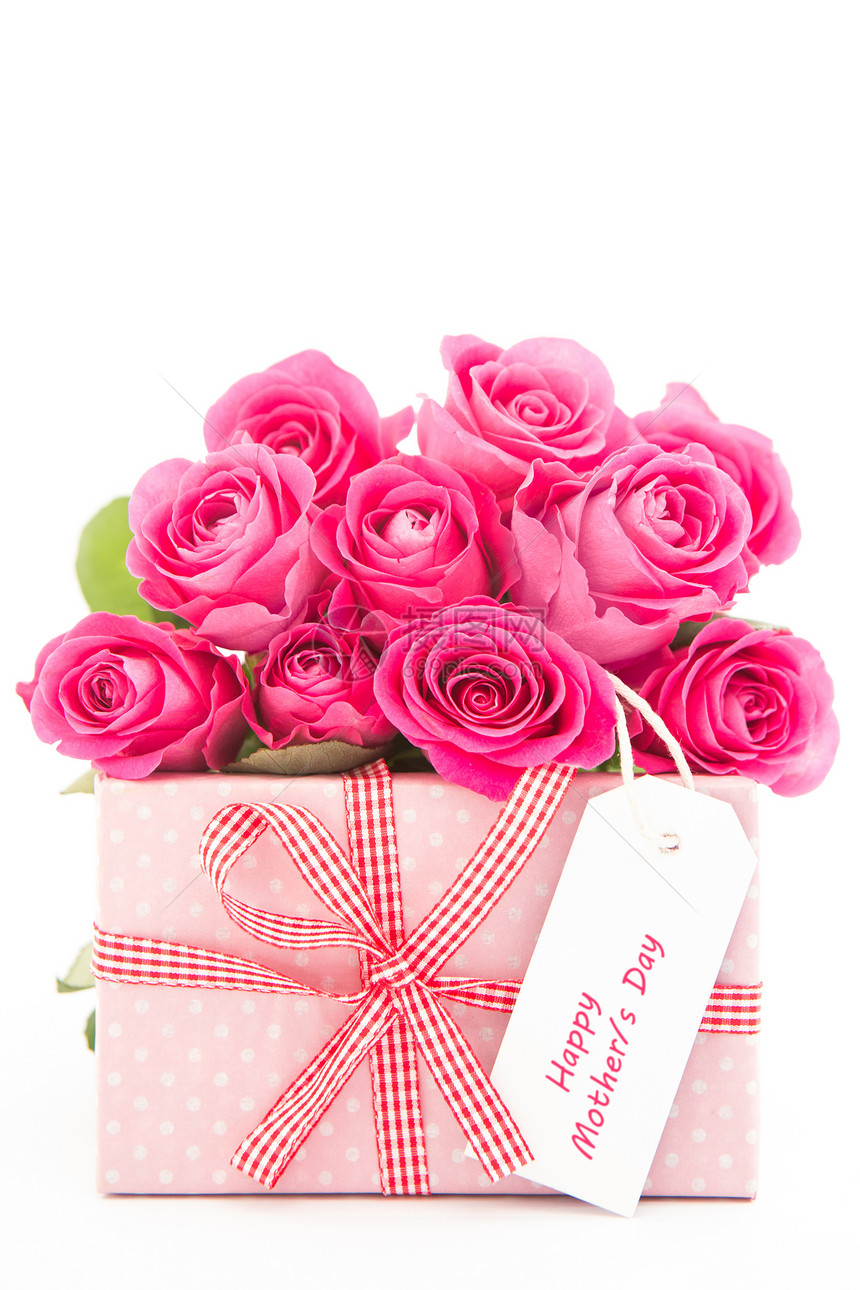 一束美丽的粉红玫瑰 紧挨着一件粉红色的礼物 和一张快乐的母亲日卡图片