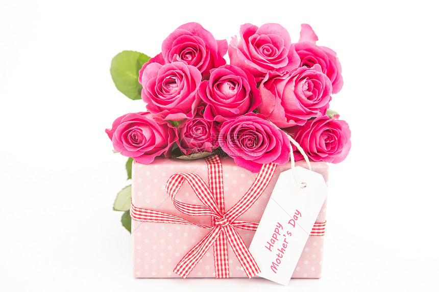 粉红色礼物旁边的粉红玫瑰花团 带着快乐的母亲白底日卡图片