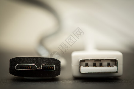 特写黑色USB SS和白色USB的一端高清图片