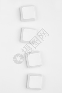 键盘中四个中立的白键背景图片