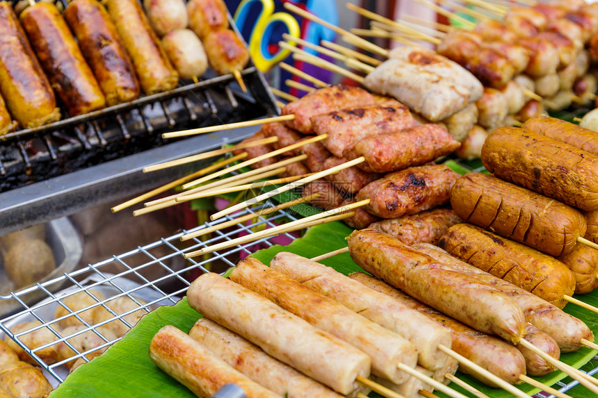 泰国风格的街头烧烤食品摊位沙爹香肠食物街道美食小吃香蕉鱼丸烤棒图片