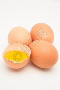 三个蛋 半个贝壳里有生黄蛋背景图片
