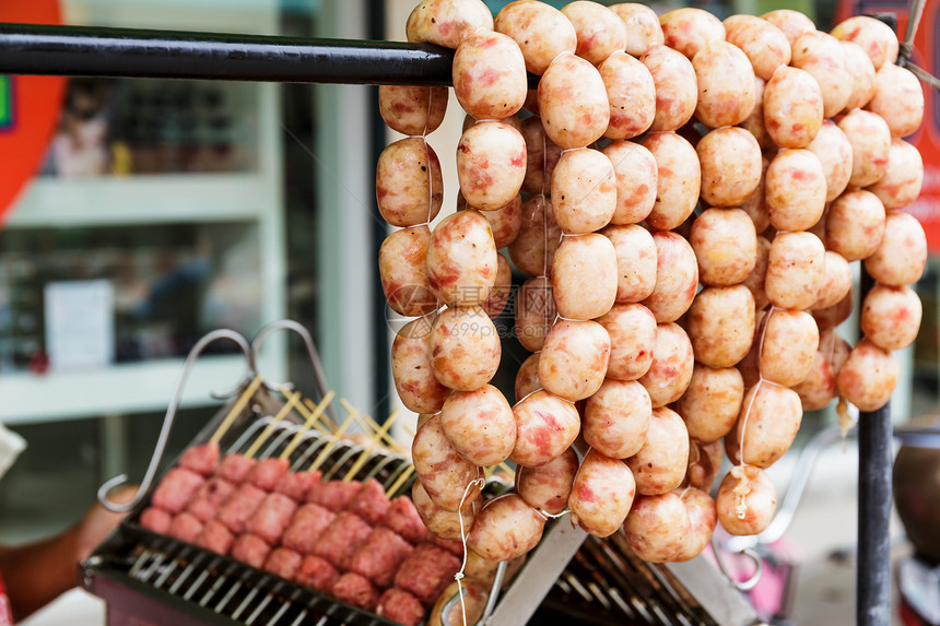 泰国式的烤香肠 在泰国街头市场市场食物街道风格垃圾烤棒摊位小吃店铺肉丸图片