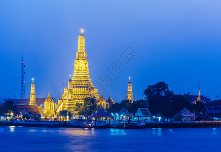 昭披耶晚上曼谷Wat Arun神社建筑学日落城市宗教地标寺庙天际文化景观背景