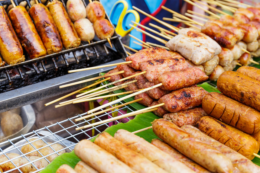 泰国风格的街头烧烤食品食物香蕉烤棒鱼丸美食街道摊位牛肉香肠沙爹图片