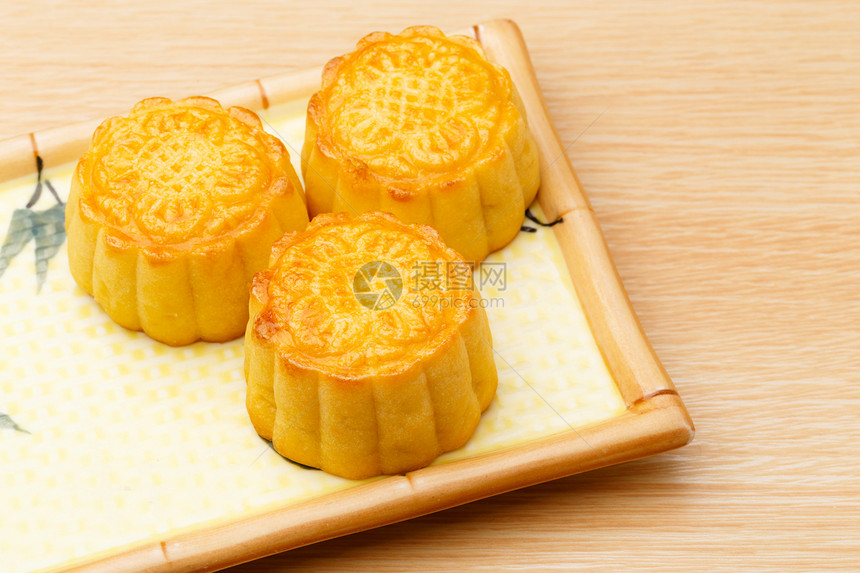 中华传统月饼面包月亮蛋糕盘子图片