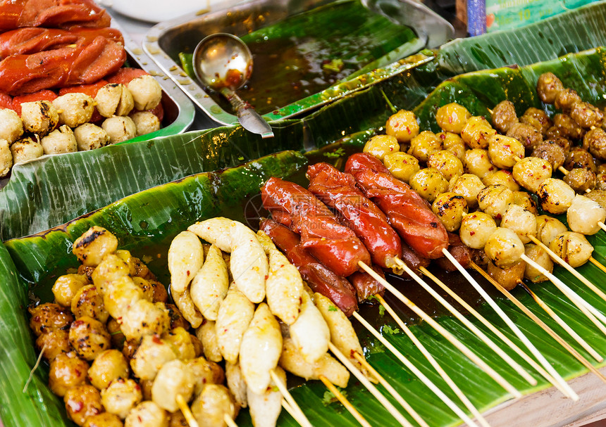 泰国风格的街头烧烤食品摊位鱼丸街道食物小吃美食沙爹牛肉烤棒香肠图片