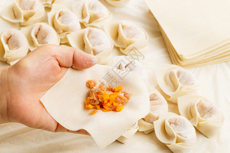 手捏饺子新鲜的中国新年高清图片
