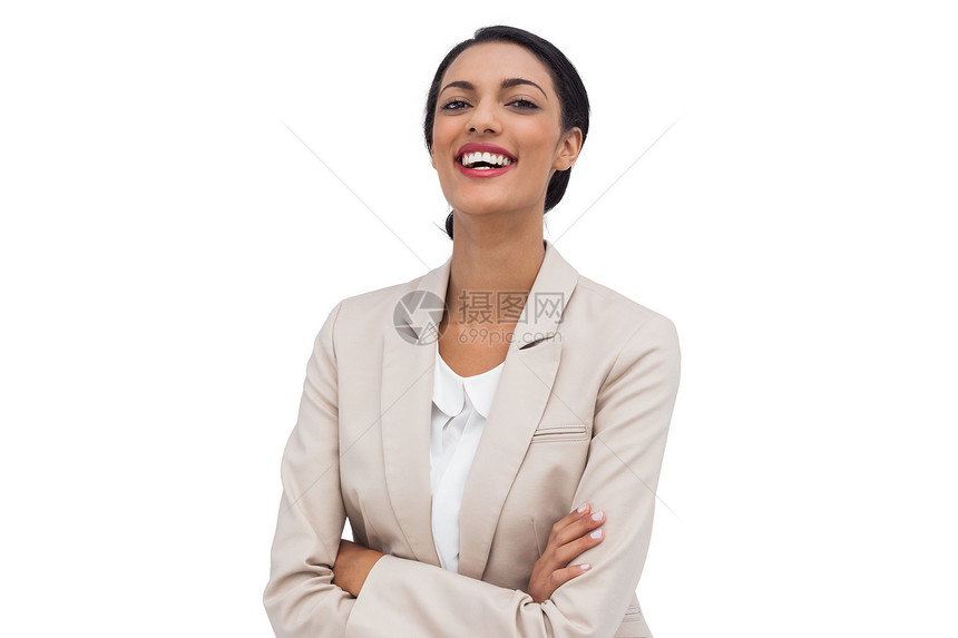 快乐的女商务人士 手交叉头发套装人士棕色双臂商务微笑混血女士女性图片