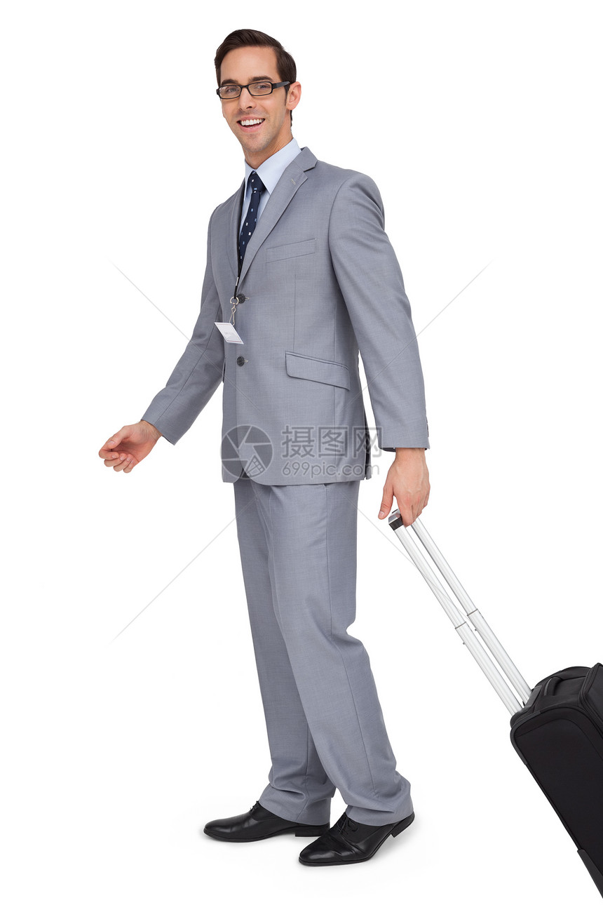带着手提箱走着微笑的商务人士行李领带牵引男性衬衫快乐人士眼镜商务公司图片
