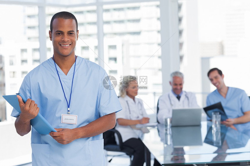 医生持有文件诊所团队保健从业者职员卫生护士挂绳磨砂膏桌子图片