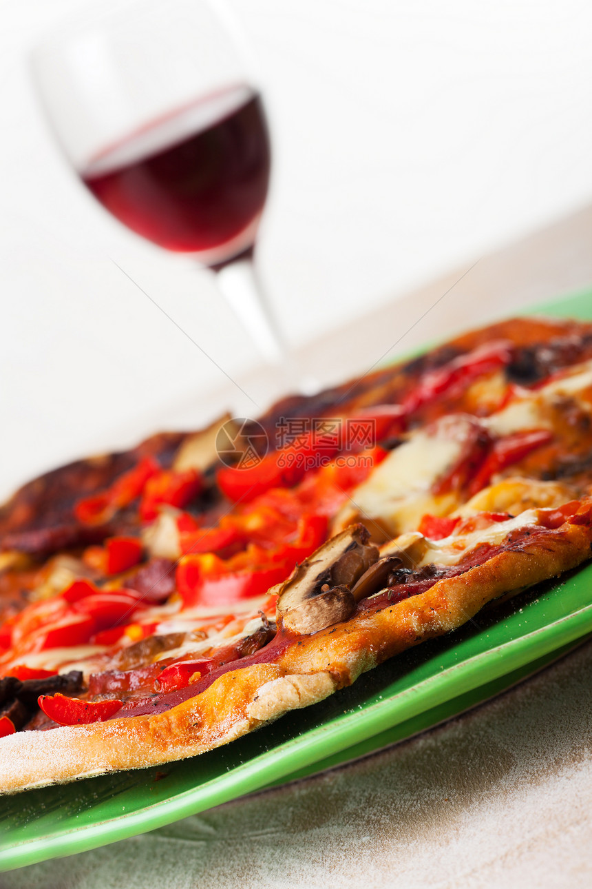 披萨和酒杯木头蔬菜香肠小吃胡椒洋葱绿色面团盘子烹饪图片