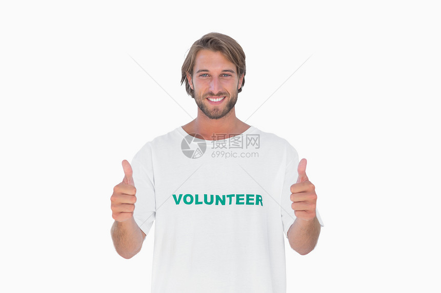 穿着义工T恤的快乐男人举起大拇指图片